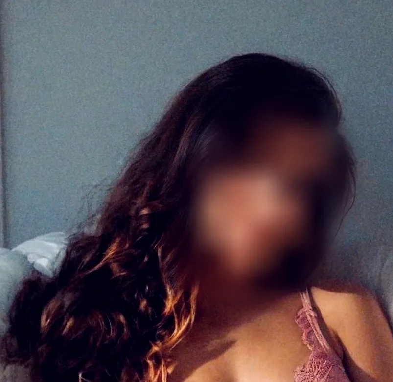 Amira, 25